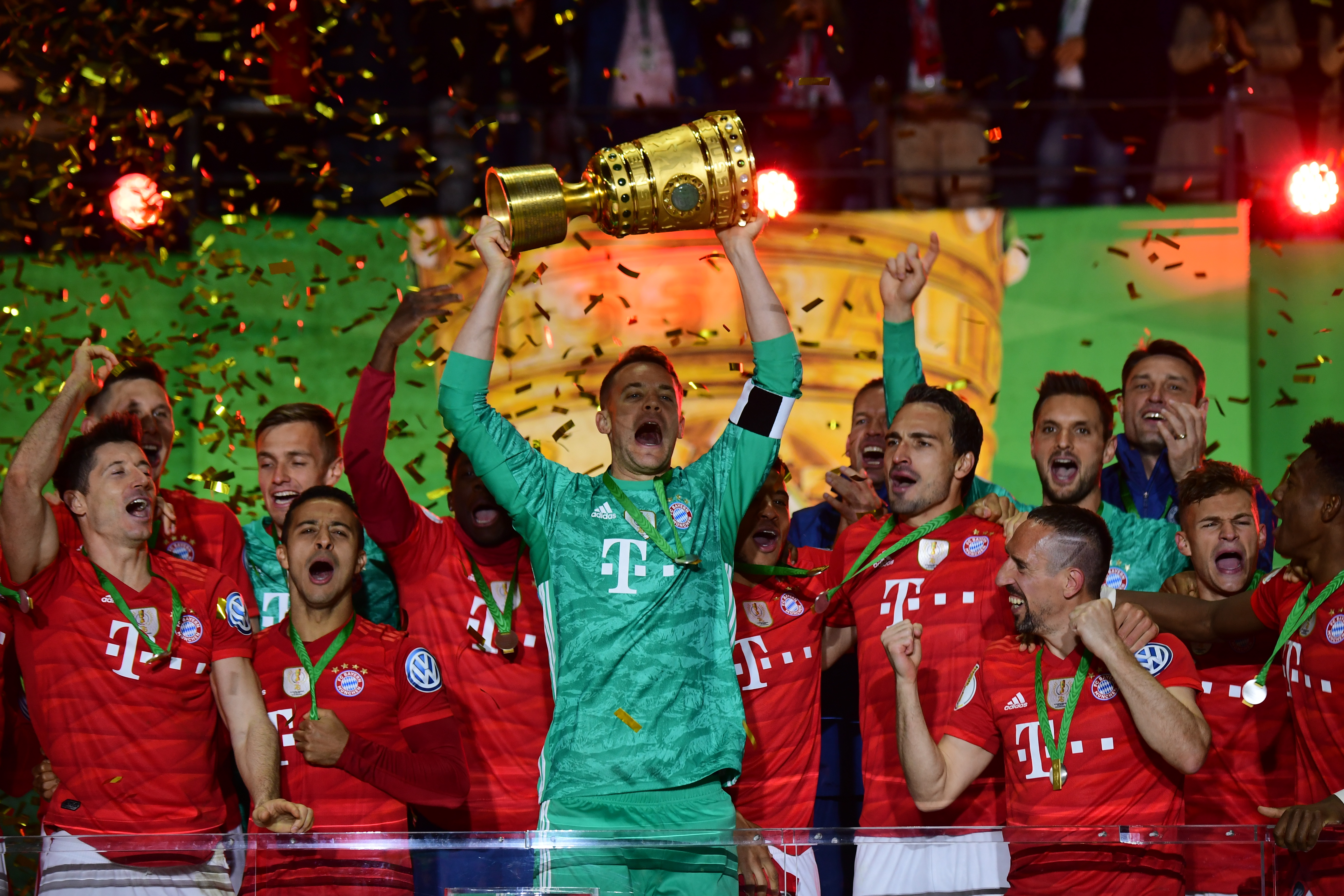 佩工：建议足球比赛使用后场违例规则，球过中线不能回传（佩工建议引入后场违例：过中线不得回传）