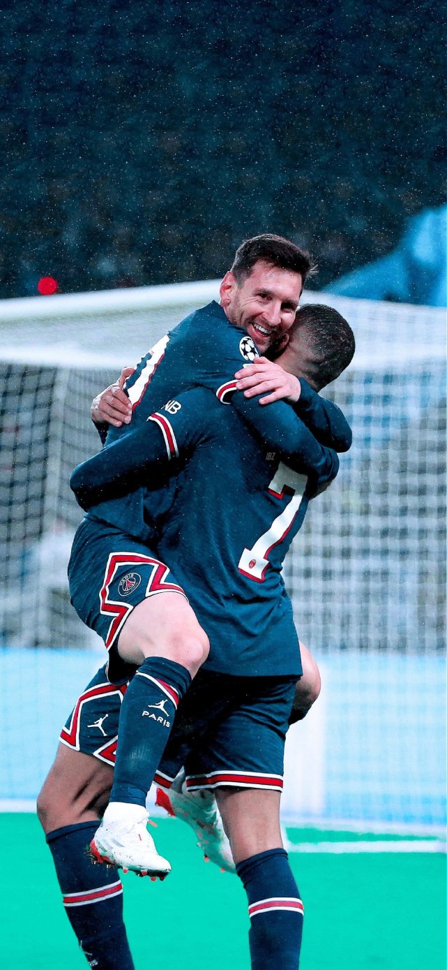 博尔哈：哈兰德是目前足坛最佳中锋；历史最佳中锋是德罗巴（博尔哈：现役头号中锋是哈兰德，历史最佳当属德罗巴）